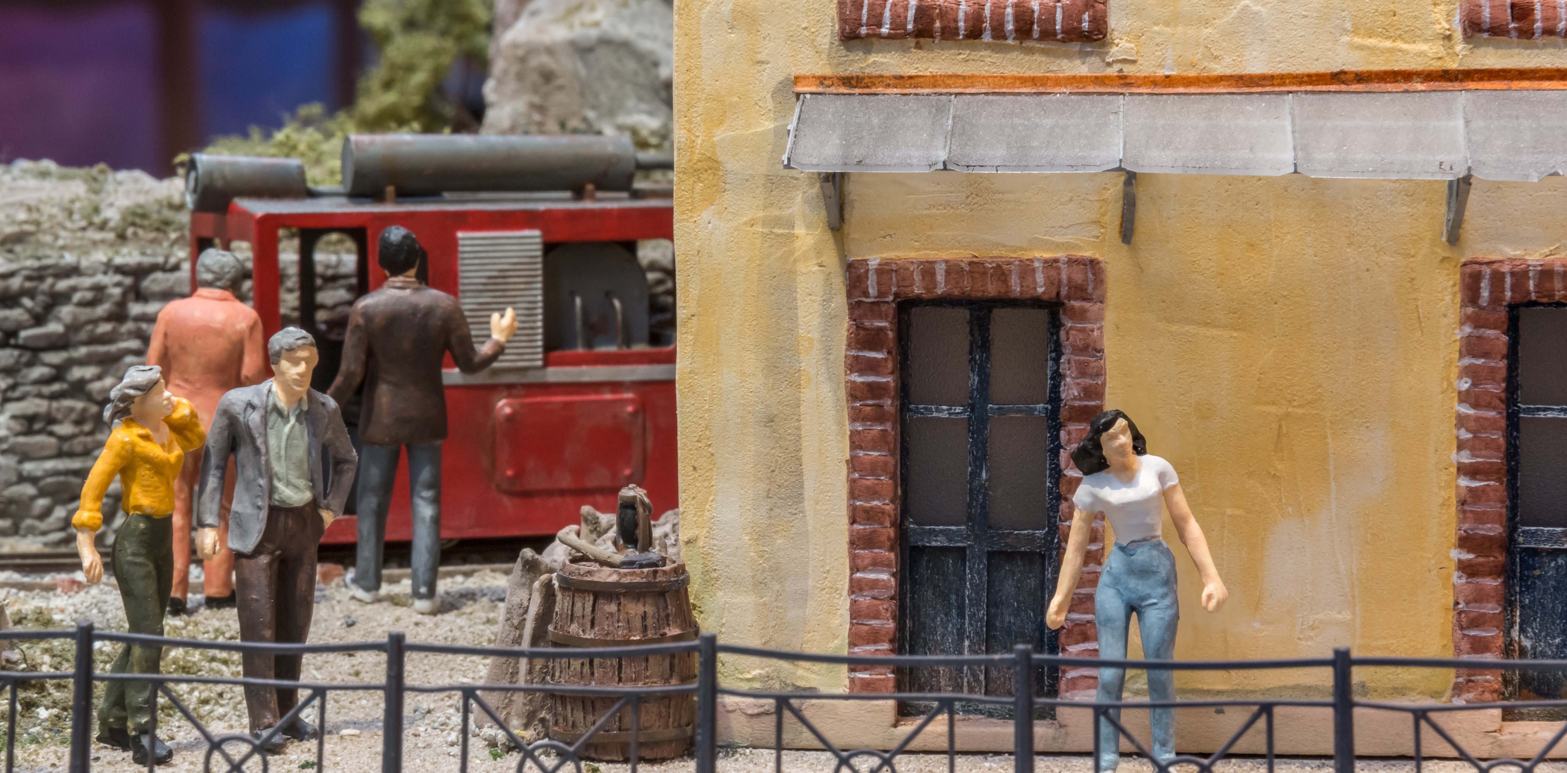 Passanten warten auf ihren Zug