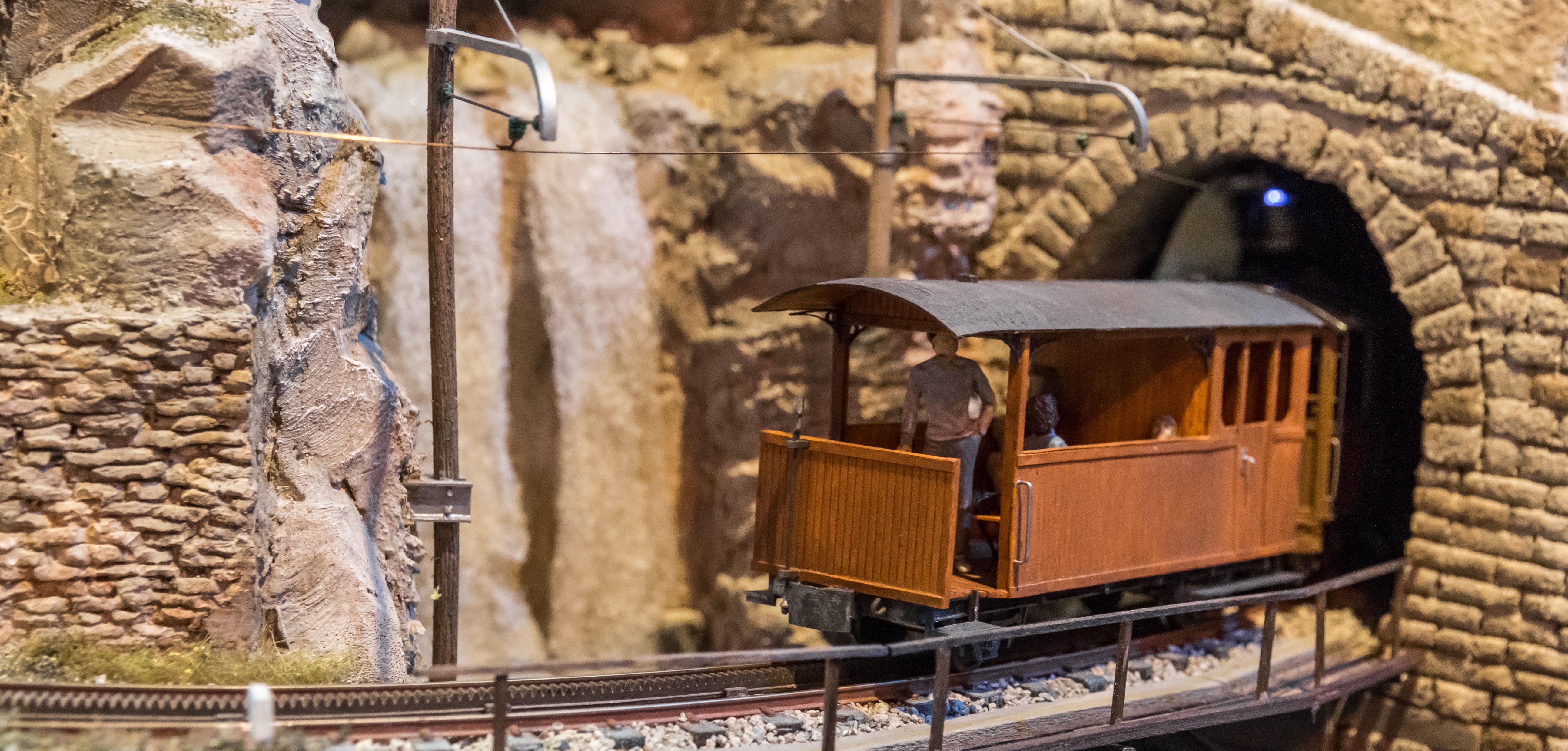 Eine Eisenbahn in der Kurve